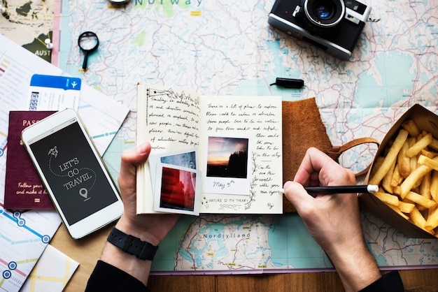 Foto antena de mãos planejando viagem de viagem e viagem