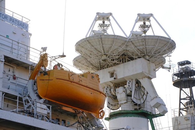 Antena de radar e bote salva-vidas estão localizados no navio