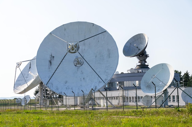 Antena de radar no conceito de comunicação sem fio da torre de telecomunicações do centro de links de satélite céu azul claro em um dia ensolarado