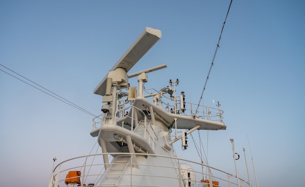 Antena de radar no mastro de um navio de cruzeiro