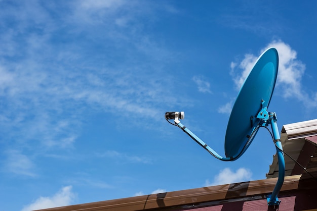 Foto antena de satélite contra com fundo de céu azul