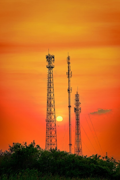 Antena de telecomunicações de silhueta para celular ao pôr do sol
