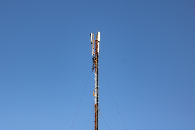 Antena de telefone no fundo do céu azul closeup