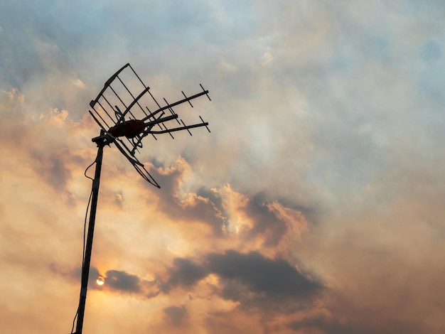 Antena de televisão no fundo de um lindo céu noturno nublado