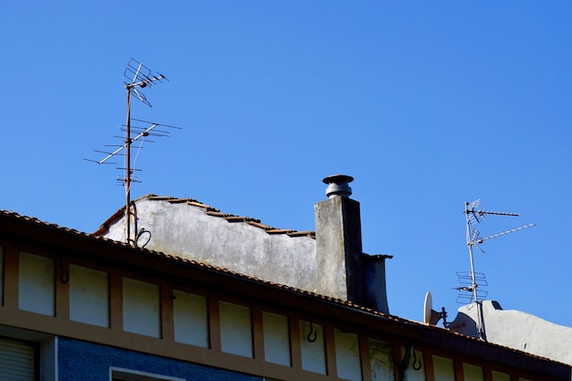 Antena de televisão no telhado