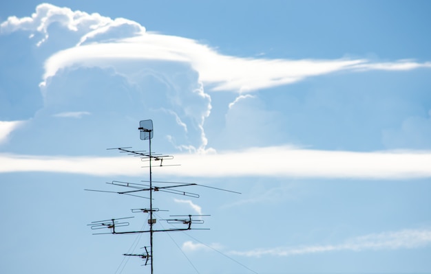 Foto antena de tv e o céu na tailândia.