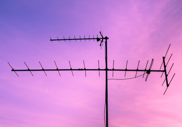 Foto antena de tv no céu ao nascer do sol