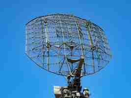 Foto antena direccional militar en un cielo azul.