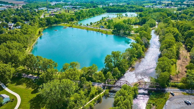 Antena do Ariel Foundation Park com ponte de trem e lindo lago azul-petróleo e árvores de verão