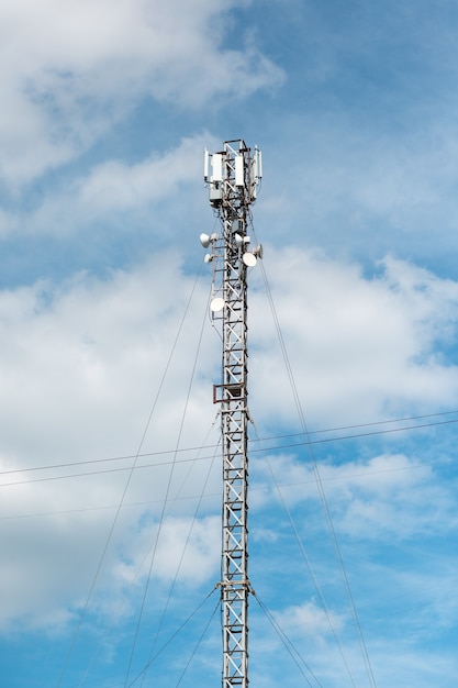 Antena do edifício de comunicação e céu azul.