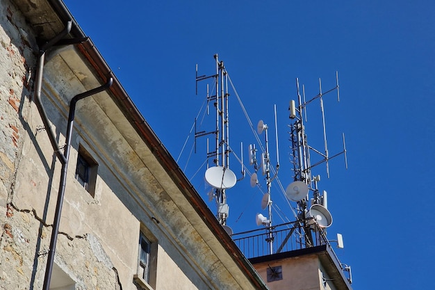 Antena grande de comunicação no céu azul