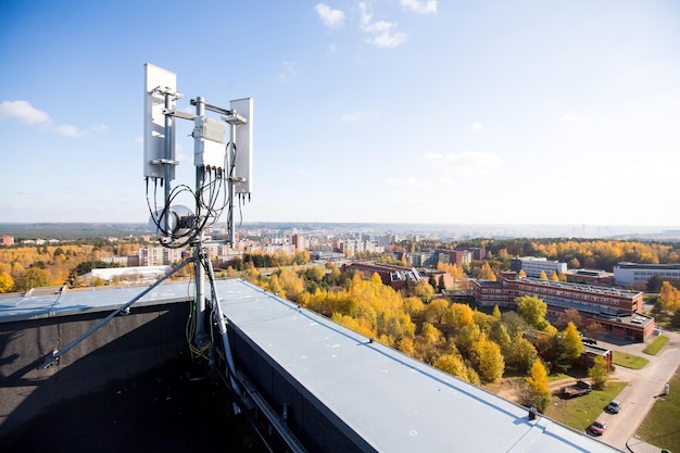 Foto antena de gsm en un edificio alto 5g 4g