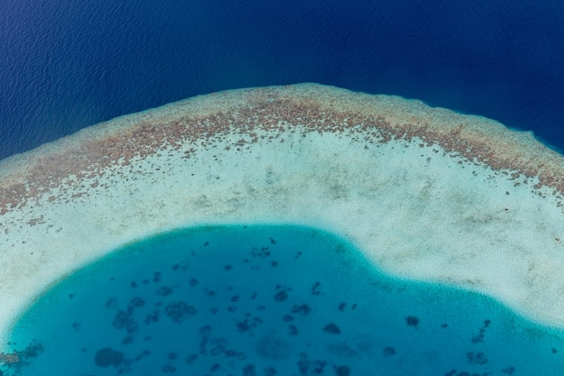 Antena incrível dos belos atóis do avião do Mar das Maldivas voando acima dos recifes da ilha das Maldivas