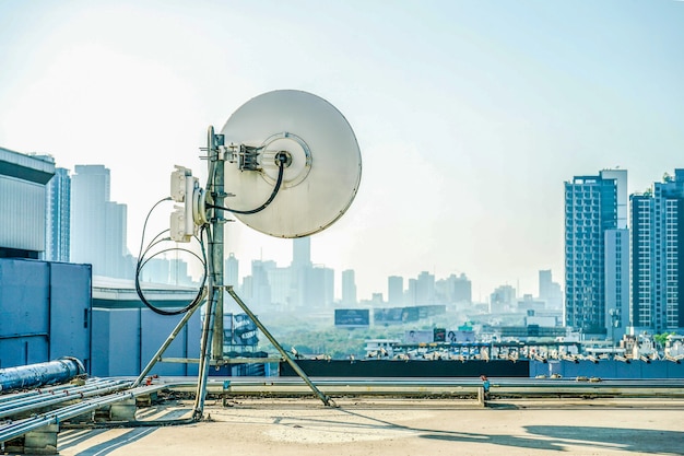 Foto antena industrial en la azotea del edificio.