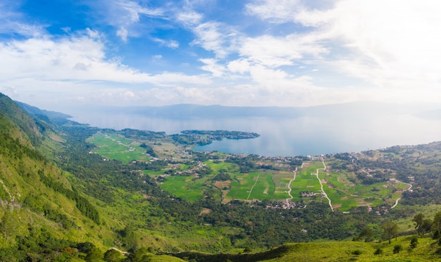 Antena: Lago Toba y la isla de Samosir vista desde arriba de Sumatra, Indonesia.