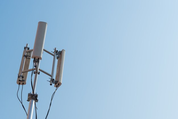 Antena móvel e céu azul.