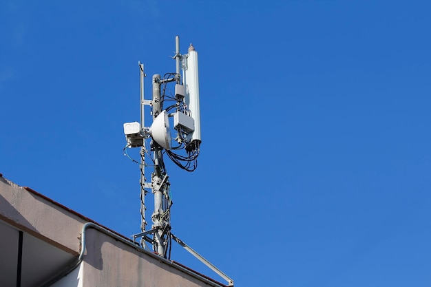 Antena móvel no telhado de um edifício