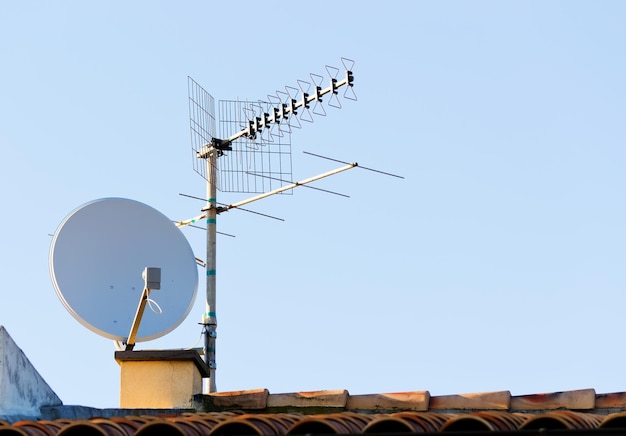 Foto antena parabólica y antena de tv