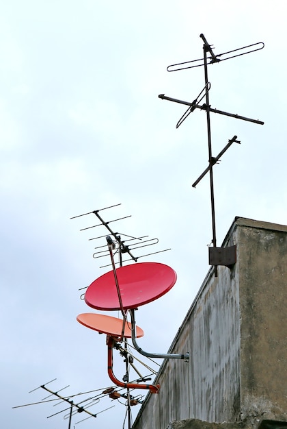 Foto antena parabólica y attenna en un edificio antiguo