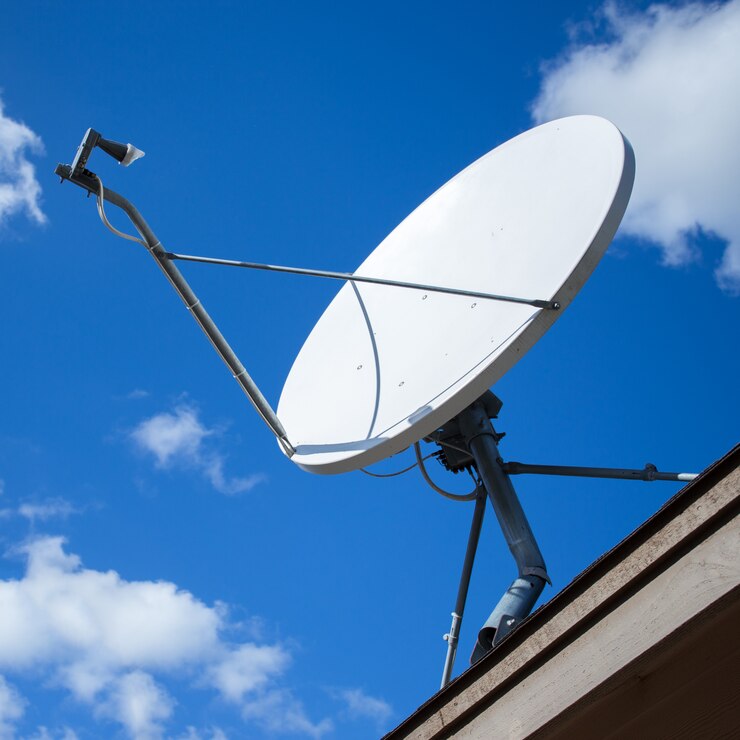 Foto antena parabólica branca com céu azul