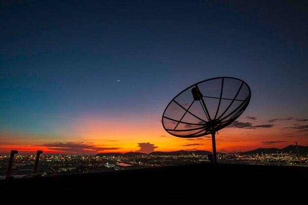 Antena parabólica céu nuvem pôr do sol laranja tecnologia de comunicação rede