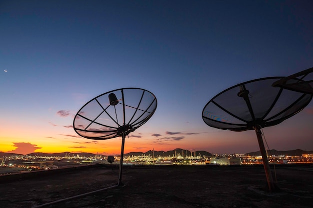 Antena parabólica céu nuvem pôr do sol laranja tecnologia de comunicação rede