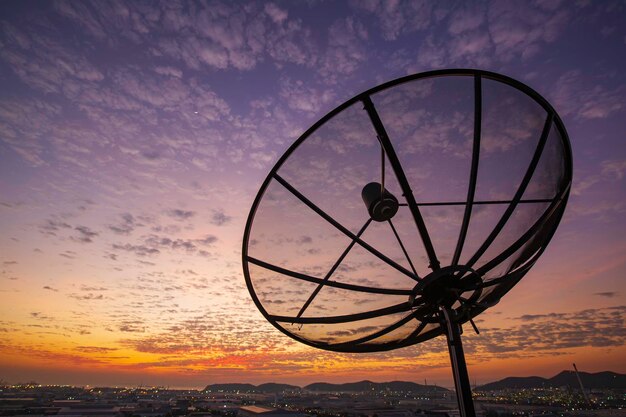 Antena parabólica cielo nube puesta de sol naranja comunicación tecnología red