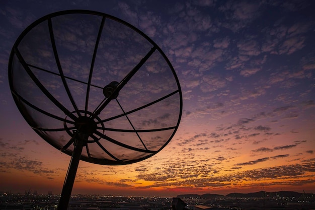 Antena parabólica cielo nube puesta de sol naranja comunicación tecnología red