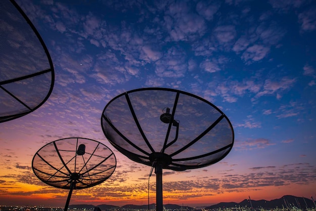 Antena parabólica cielo nube puesta de sol naranja red de tecnología de comunicación