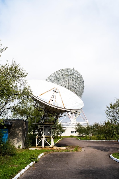 Antena parabólica de um grande radiotelescópio