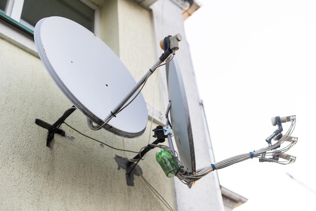 Antena parabólica e antena de televisão na parte superior do telhado