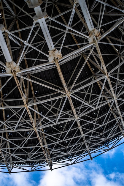 Foto antena parabólica de un gran radiotelescopio