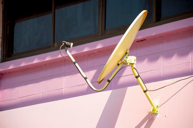 Foto la antena parabólica se instaló en la pared del edificio.