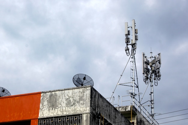 Foto antena parabólica no deck.roof antena, antena de internet