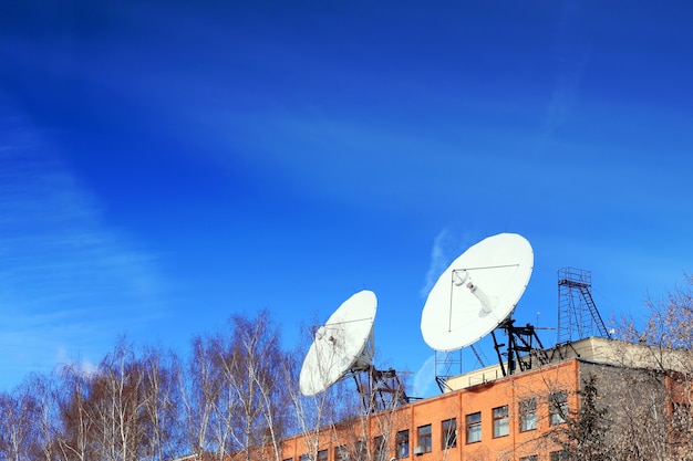 Antena parabólica no telhado.