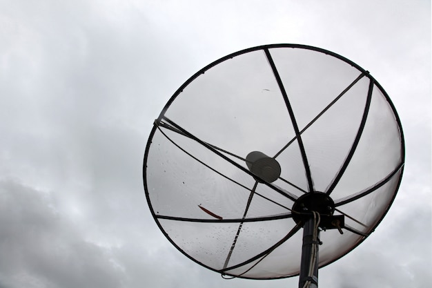 Antena parabólica con nube