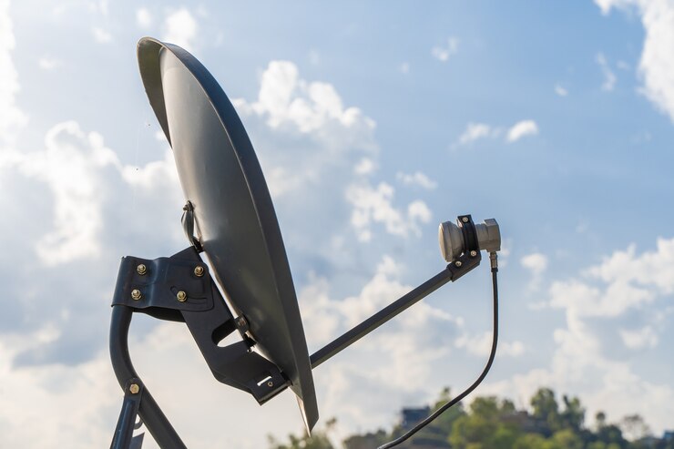 Foto antena parabólica parabólica de parabólica para canais de tv e internet, stock photo