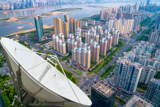 Una antena parabólica sobre la ciudad