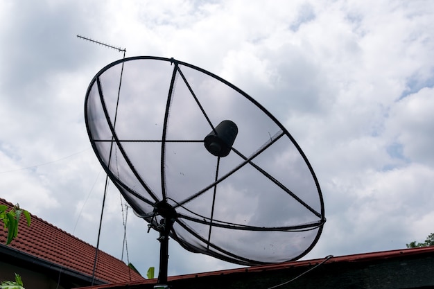 Antena parabólica en el techo de la casa.