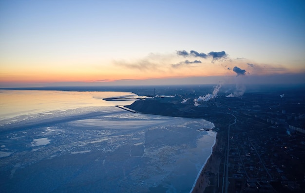 Antena de planta industrial en la costa de un mar helado de azov en mariupol vista superior de la fábrica