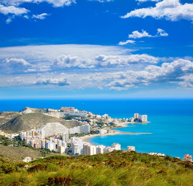 Antena de playa de cullera con horizonte de pueblo valenciano.