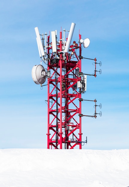 Foto antena de radio para red móvil en blue sky