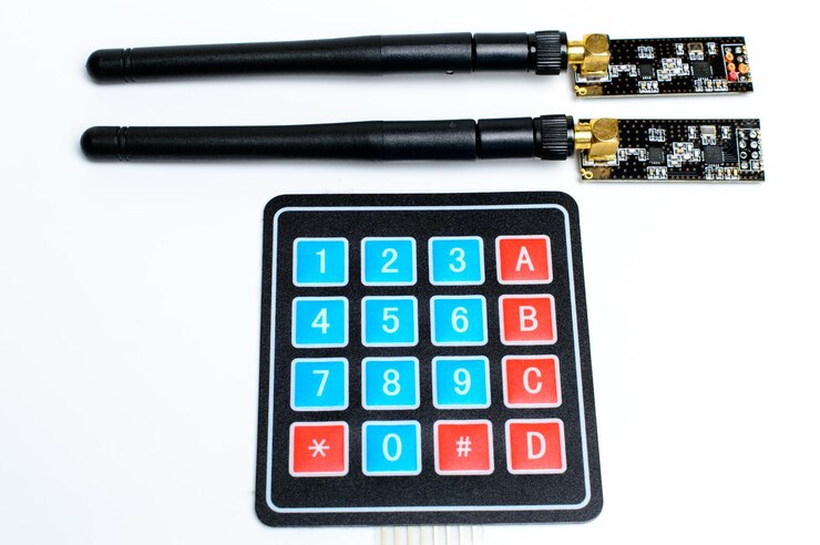 Foto antena de radio sobre fondo blanco y teclado colorido para proyecto diy - foto macro.