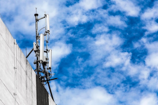 Antena de radio en el techo del edificio antiguo y fondo de cielo azul Aunque el edificio es antiguo pero aún alto Conectémonos