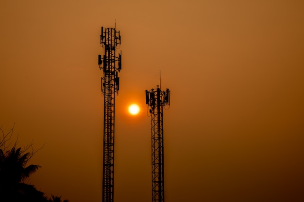 Antena de señal telefónica, fondo de amanecer