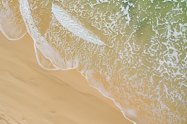 Antena serenidad hermosa playa arena desde arriba