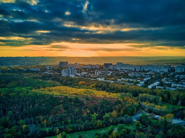 Antena sobre la ciudad en otoño al atardecer. Ciudad de Kihinev, República de Moldavia.