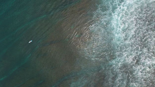 Antena de surf, vista aérea superior de playa con olas oceánicas en Bali