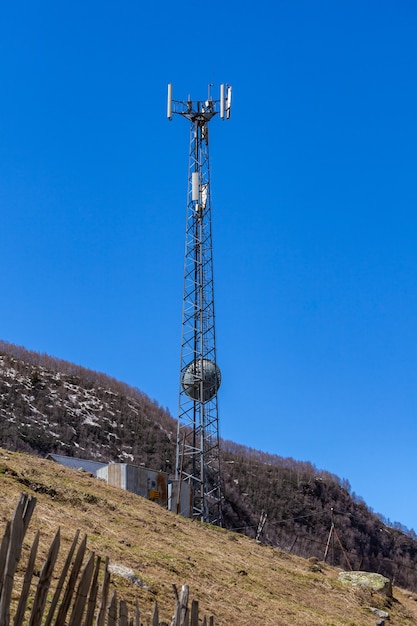 Antena de teléfono, cielo azul y nubes blancas en Ushguli, Svaneti, Georgia
