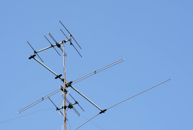 Antena de televisores viejos en el cielo azul